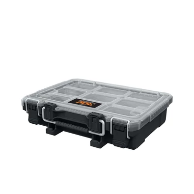 Nagyméretű, átlátszó fedelű KETER Pro Gear fél rendszerező, IP65 víz- és porálló. Oldalsó fogantyúval készült, kompatibilis a Pro Gear 2.0 sorozattal. Tíz tároló rekesszel áll rendelkezésre, masszív kialakítású. Fehér háttéren