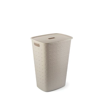CURVER 'SOFTEX' 56L szennyeskosár, világos bézs színben, modern textúrával és szellőzőnyílásokkal. Csukható fedél és kényelmes fogantyúk biztosítják a könnyű használatot. 70%-ban újrahasznosított műanyagból készült. Fehér