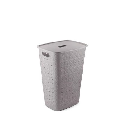 Szürke CURVER 'SOFTEX' szennyeskosár, 56 literes űrtartalommal, texturált felülettel és csukható fedéllel, kényelmes fogantyúkkal. A kosár 70%-ban újrahasznosított műanyagból készült, modern, barátságos megjelenésű.