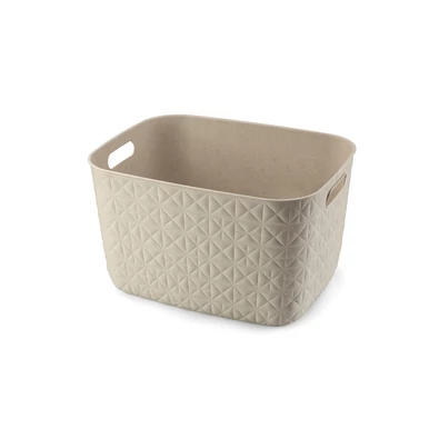 Beige színű CURVER 'SOFTEX' L 19L tárolókosár, modern, párnázottnak tűnő mintázattal, kényelmes fogantyúkkal. Fenntartható, 100%-ban újrahasznosított műanyagból készült, könnyen tisztítható. Fehér háttéren kiemelkedő formavilág.