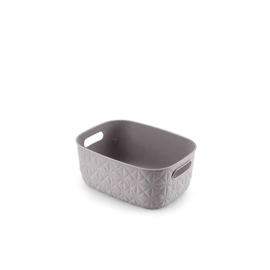 Divatos, szürke színű CURVER 'SOFTEX' S 4L tárolókosár, amely 100%-ban újrahasznosított műanyagból készült. Kényelmes fogantyúkkal és különleges, párnázott textúrával rendelkezik, ideális különböző tárolási megoldásokhoz.