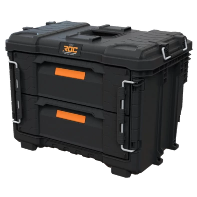 Fekete, műanyagból készült KETER Pro Gear 2.0 XL 2 fiókos tároló, két mély fiókkal és elülső zárakkal, ergonomikus oldalsó fogantyúkkal, az egyszerű szállítás érdekében. Fehér háttéren látható.