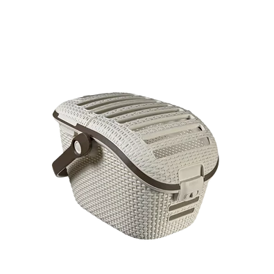 CURVER kisállat-hordozó rattan textúrával, világos színben, erős fogantyúkkal és zárható ajtóval, kényelmes szállításhoz. A zárt alsó rész megakadályozza a szennyeződés kiszivárgását.