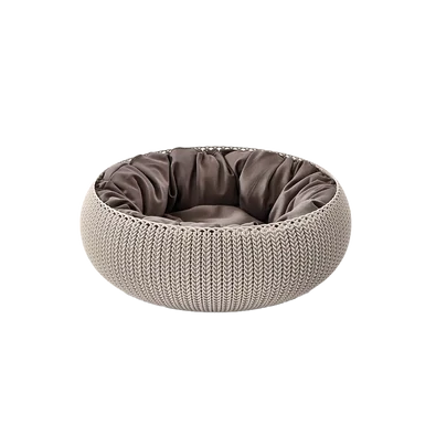 Kötött textúrájú, bézs színű kisállat kuckó, puha, barna párnát tartalmaz. Ideális pihenőhely macskák és kiskutyák számára, könnyen tisztítható, hangulatos és kényelmes búvóhely.