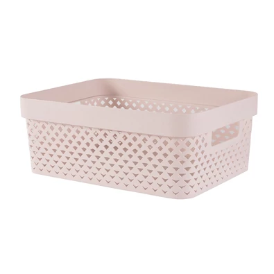 CURVER "Pure" tároló kosár 11 literes, púderrózsaszín színben, modern rattan hatású kialakítással és kényelmes fogantyúkkal, ideális mindennapi használatra és rendszerezésre otthon.