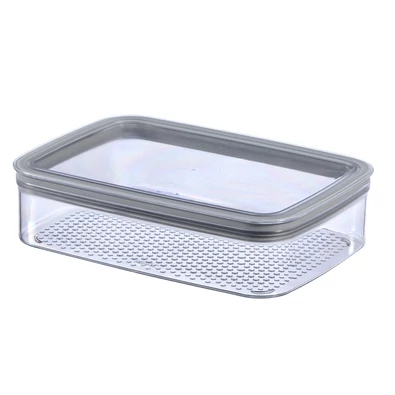 Átlátszó műanyag hűtőbox, fedéllel, 1,4 literes űrtartalommal. Szögletes formájú, sima felülettel és perforált aljjal, könnyen tisztítható, hűtőszekrényben tárolható. Fehér háttéren fotózva.