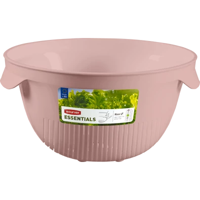Rózsaszín műanyag szűrő tál két oldalsó füllel és elülső matricás címkével. Praktikus konyhai eszköz zöldségek, gyümölcsök vagy tésztafélék leöblítéséhez és leszűréséhez.