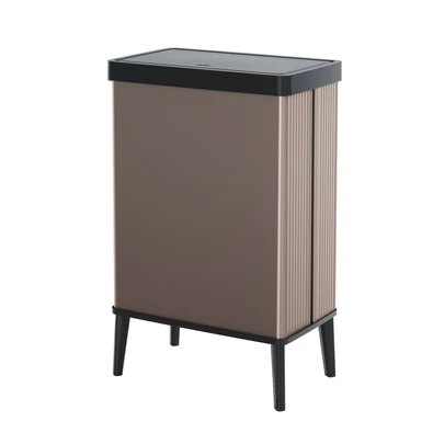 Modern, világosbarna Curver 'VERTO HIGH' fedeles szemetes, 54 literes kapacitással, fekete fedéllel és magas lábakkal, amely kényelmes használatot biztosít, fehér háttéren fotózva.