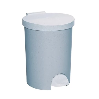 Kerek, világosszürke pedálos szemetes belső kosárral, 15 literes űrtartalommal, sima felülettel és zárható fedéllel, amely megakadályozza a kellemetlen szagok terjedését. Kerek, világosszürke pedálos szemetes belső kosárral, 15 literes űrtartalommal, sima felülettel és zárható fedéllel, amely megakadályozza a kellemetlen szagok terjedését.