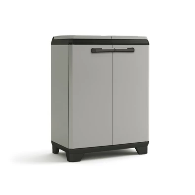 Szürke és fekete műanyagból készült KETER 'Planet' szelektív hulladékg gyűjtő tároló, két zárható rekesszel, puha tapintású fogantyúkkal és állítható lábakkal. Modern, elegáns megjelenésű, egyszerű használatot biztosít.