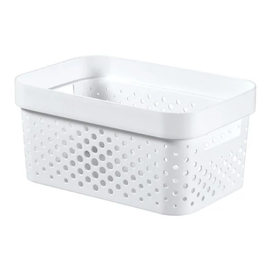 Fehér, műanyag CURVER 'INFINITY' tárolókosár, 4,5 literes űrtartalommal, ovális formájú, lyukacsos mintázattal. Praktikus fogantyúkkal ellátva, bármely szobában tárolásra alkalmas. Fehér háttéren fotózva.