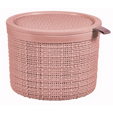 Kerek, fedeles kosár világos rózsaszín színben, szőtt mintázatot imitáló dizájnnal. 2 liter űrtartalmú, praktikus fogantyúkkal ellátva, ideális tárolásra fürdőszobában vagy nappaliban. Fehér háttéren fotózva.