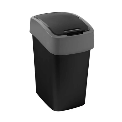 Fekete CURVER 'PACIFIC FLIP BIN' billenő fedeles szemetes, 80%-ban újrahasznosított anyagokból készült. Méretei: 18,9 cm hosszú, 23,5 cm széles, 35 cm magas, 9 liter űrtartalommal. Fehér háttéren fotózva.