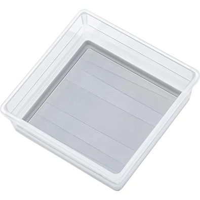 Átlátszó műanyag csúszásgátló rendszerező doboz, mérete 15 x 15 cm és magassága 5 cm. Stabilitását az alján található gumicsíkok biztosítják, ideális konyhai vagy fürdőszobai tárolásra. Átlátszó műanyag csúszásgátló rendszerező doboz, mérete 15 x 15 cm és magassága 5 cm. Stabilitását az alján található gumicsíkok biztosítják, ideális konyhai vagy fürdőszobai tárolásra.