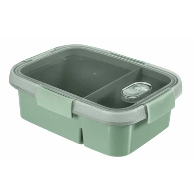 Téglalap alakú CURVER 'SMART ECO' ételtartó, 0,6+0,3L űrtartalommal, zöld színben, elválasztóval a szószok és köretek tárolására, szoros záródású tetővel, mosogatógépben mosható. Fehér háttéren fotózva.