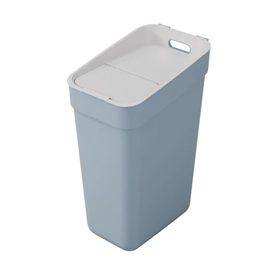 Szürke, 30 literes CURVER 'Ready to Collect' szelektív hulladékgyűjtő fedéllel, műanyagból készült, ergonomikus fogantyúval és moduláris kialakítással, ideális otthoni hulladékgyűjtéshez. Fehér háttér előtt látható.
