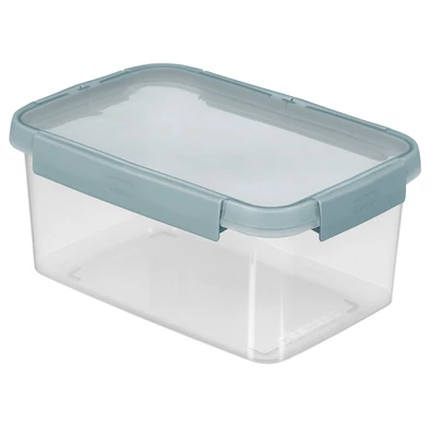 Téglalap alakú, átlátszó CURVER 'SMART ECO FRESH' 3,5L-es ételtartó, világoskék fedéllel, amely záródásának köszönhetően megőrzi az élelmiszerek frissességét. 100%-ban újrahasznosított anyagból készült, tárolásra ideális.