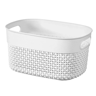 Fehér CURVER 'FILO RECYCLED' kosár, 3,5 liter űrtartalommal, ovális formájú, horgolt hatású mintával. Két oldalon fogantyúval ellátva, praktikus tárolók kozmetikumoknak vagy konyhai eszközöknek.
