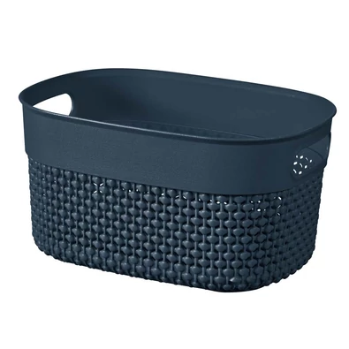 Sötétkék Curver 'Filo Recycled' kosár, 3,5 literes űrtartalommal, horgolt mintázattal és ergonomikus fogantyúval. Modern dizájn, ideális tárolásra kozmetikumoknak vagy konyhai eszközöknek, fehér háttéren fotózva.