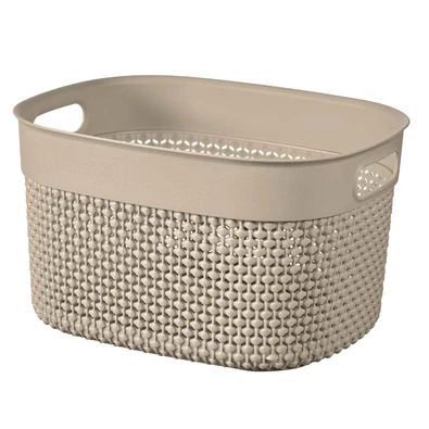 Sötét bézs színű CURVER 'FILO RECYCLED' kosár, 6 literes űrtartalommal, horgolt mintázattal, ideális tárolásra, konyhában vagy fürdőszobában használható. Praktikus nyílásokkal az egyszerű mozgathatóságért.