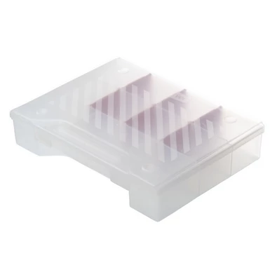 Átlátszó műanyag rendszerező doboz, közepes méretű, 11 részes rekesszel. Rugalmas tárolásra alkalmas kisebb alkatrészek, például csavarok vagy szögek számára, biztonságos záródással. Fehér háttéren fotózva.