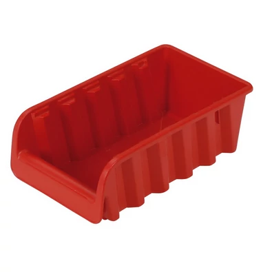 Piros CURVER csavartartó, praktikus tárolórekesz, amely könnyen hozzáférhetővé teszi a csavarokat és apró alkatrészeket. Méretei: 20,9 cm hosszú, 11,5 cm széles, 7,5 cm magas. Fehér háttér előtt fotózva.