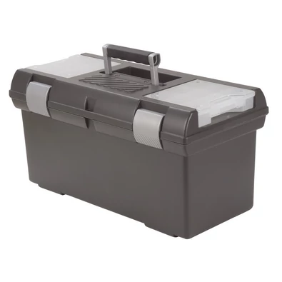 Gumírozott fogantyúval ellátott CURVER prémium szerszámosláda, sötétszürke színben. Nagy kapacitású, osztott belső térrel, amely praktikus tárolási lehetőséget biztosít a szerszámok és alkatrészek számára. Fehér háttéren