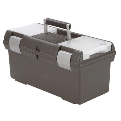 Sötétbarna, műanyag szerszámosláda, gumírozott fogantyúval, osztott belső rekesszel és átlátszó tetejű kiegészítő tárolóval. Kiváló választás barkácsolók számára, fehér háttéren fotózva.