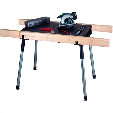 KETER JOBMADE munkaasztal, fekete felülettel és fa mellett, ami fűrészeléshez ideális, kivehető rendszerezővel. Stabil lábakkal, könnyen szállítható, otthoni barkácsoláshoz tökéletes.