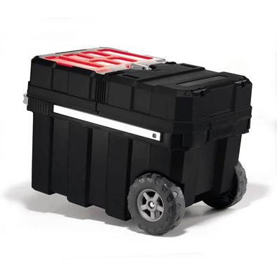 Mobil, fekete KETER 'Masterloader' szerszámosláda, gumi kerekekkel és puha markolatú fogantyúval. Kézre álló, vízszintes tetőnyitással és kivehető rekeszekkel rendelkezik, ideális profi barkácsolók számára. Fehér háttéren fotózva.