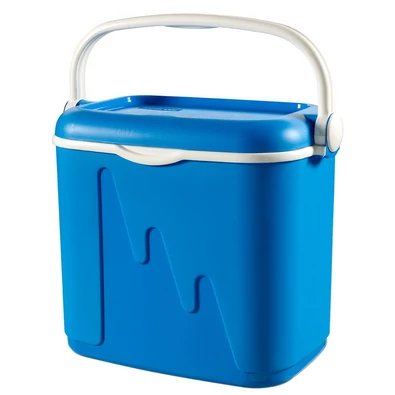 Kék CURVER hűtőtáska 32L kapacitással, levehető tetővel és kényelmes fehér fogantyúval, mely biztosítja a záródást szállítás közben. Ideális piknikezéshez és utazásokhoz.