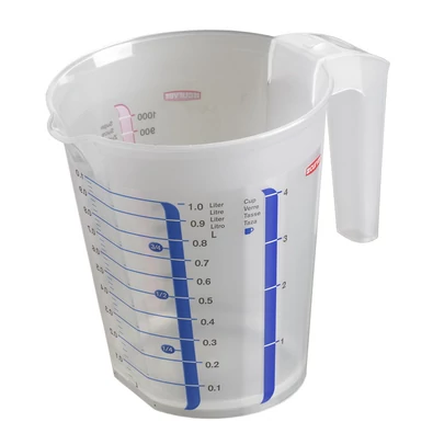 Átlátszó műanyag mércéskancsó, 1 literes űrtartalommal, kék skálázással a pontos mérés érdekében. Az edény füle segíti a kényelmes öntést, fehér háttéren fotózva.