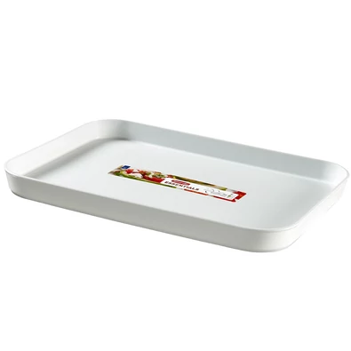 Fehér CURVER 'Essentials' tálca, sima felülettel és lekerekített szélekkel, konyhai használatra ideális. Könnyű súlya segíti a szállítást, mosogatógépben is mosható.