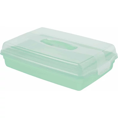 Mentazöld CURVER Parti kínáló tál, levehető tetővel, kényelmes fogantyúval és biztonságos záródással. Ideális sütemények, torták és muffinok tárolására és szállítására. Fehér háttéren fényképezve.