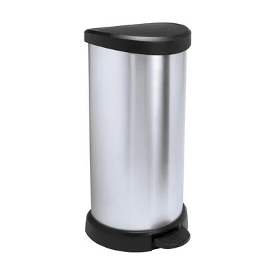 Fémhatású, fekete és ezüst színű, 40 literes pedálos szemetes, egyszerű, letisztult D-formájával fal mellé helyezhető. Újrahasznosított műanyagból készült, nem rozsdásodik, ujjlenyomatmentes felülettel.