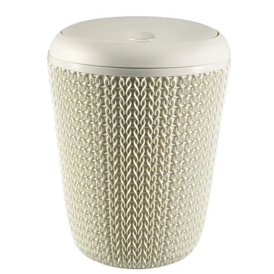 A CURVER 'Knit' fürdőszobai szemetes törtfehér színben, kerek formájú, 6 liter űrtartalommal. Tartós, szőtt mintázatú műanyagból készült, praktikus, zárható tetővel rendelkezik, modern fürdőszobákhoz ajánlott.