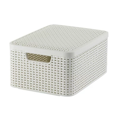 Krém színű CURVER „STYLE” M méretű rattan kosár tetővel, 18 literes űrtartalommal, immitált rattan textúrával, kényelmes fogantyúkkal és egymásra tehető kialakítással. Tökéletes tárolási megoldás különböző helyiségekben.