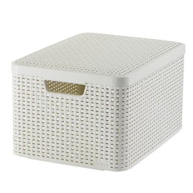 Krém színű, L méretű CURVER 'STYLE' rattan kosár, fedéllel, 30 literes űrtartalommal. Rattan szövést imitáló textúrája és kényelmes fogantyúja miatt könnyen szállítható, ideális tárolási megoldás otthon.