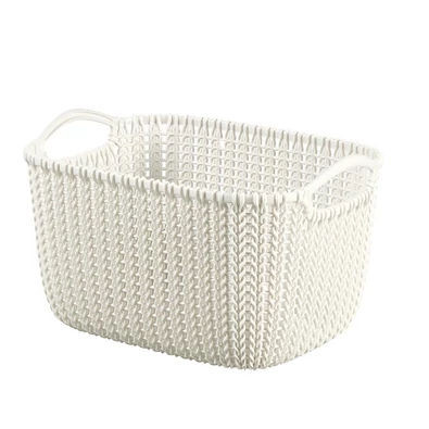 Törtfehér, téglalap alakú CURVER 'Knit' kosár, kényelmes fogantyúkkal, 30 cm hosszú, 22 cm széles, 17 cm magas, 8L űrtartalom, ideális tárolási megoldás nappaliba, hálószobába vagy fürdőszobába. Fehér háttérre fókuszálva.