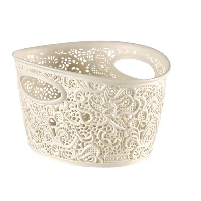 Krém színű CURVER 'VICTORIA MINI' csipke hatású kosár, könnyű és tartós műanyagból, mintázata csipkére hasonlít. Két megerősített fogantyúval könnyedén szállítható, ideális apróbb kiegészítők tárolására.