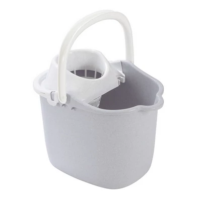 Szürke, műanyag felmosó vödör csavaró kosárral, 15 liter űrtartalommal. A vödör ergonomikus fogantyúval rendelkezik, és háztartási használatra ideális, praktikus formájával a felmosás megkönnyítésére szolgál.