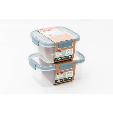 Két darabos CURVER 'ECO SMART DUO 1' ételtartó szett, átlátszó műanyagból, kék fedéllel, 1,2 literes kapacitással, 100% újrahasznosított anyagból készült, fehér háttér előtt elhelyezve.