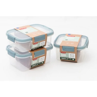 Három darabból álló CURVER 'ECO SMART TRIO 2' ételtartó szett, áttetsző műanyagból, zöld fedéllel és papírból készült címkével, fehér háttéren elhelyezve. Kapacitásuk 1 és 1,2 liter.