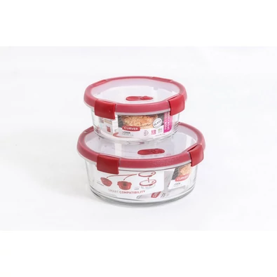 Két darabból álló CURVER 'SMART COOK' üveg tárolóedény szett, 1,2 literes és 0,6 literes kapacitással. Az edények átlátszó üvegből készültek, piros műanyag fedéllel, fehér háttéren fotózva.