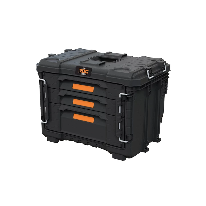 Keter Pro Gear 2.0 XL 3 fiókos tároló, fekete színben, három fiókkal és narancssárga díszítéssel, robusztus dizájnnal, zárható, mobil szerszámok rendezett tárolására. Fehér háttéren elhelyezve.