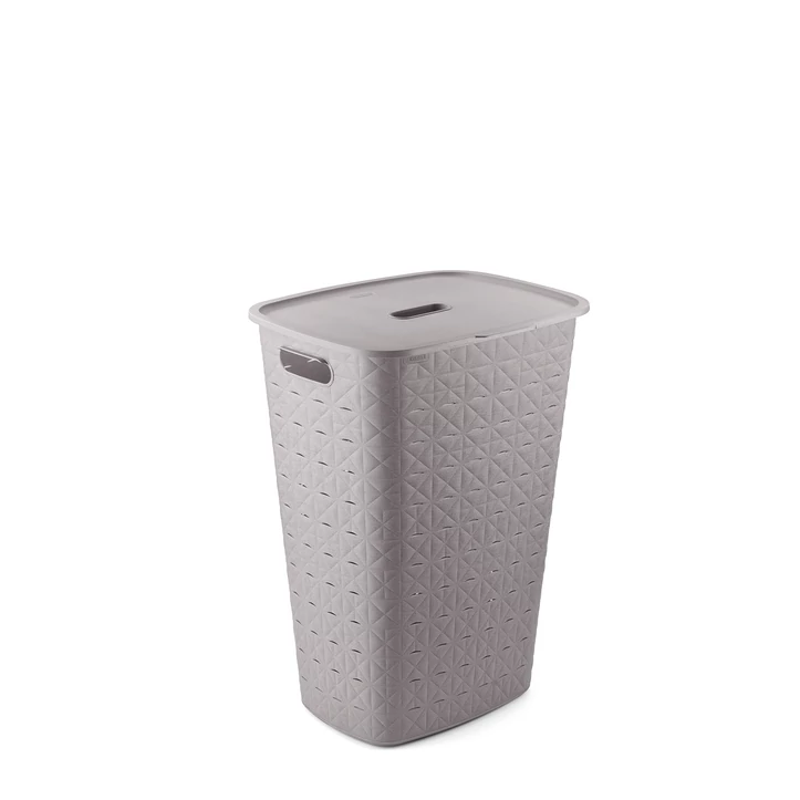 Szürke CURVER 'SOFTEX' szennyeskosár, 56 literes űrtartalommal, texturált felülettel és csukható fedéllel, kényelmes fogantyúkkal. A kosár 70%-ban újrahasznosított műanyagból készült, modern, barátságos megjelenésű.