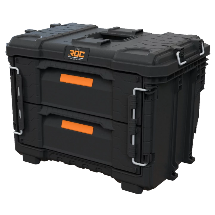 Fekete, műanyagból készült KETER Pro Gear 2.0 XL 2 fiókos tároló, két mély fiókkal és elülső zárakkal, ergonomikus oldalsó fogantyúkkal, az egyszerű szállítás érdekében. Fehér háttéren látható.