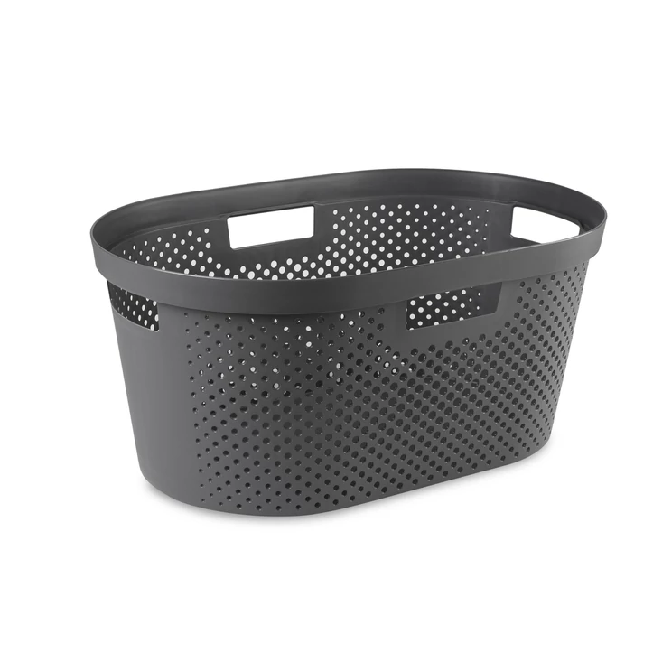 Szürke, perforált designú CURVER 'INFINITY' ruháskosár, 40L kapacitással. Modern, skandináv stílusú, újrahasznosított műanyagból készült, mindennapi használatra ideális fürdőszobákban vagy hálószobákban. Fehér háttéren fotózva.