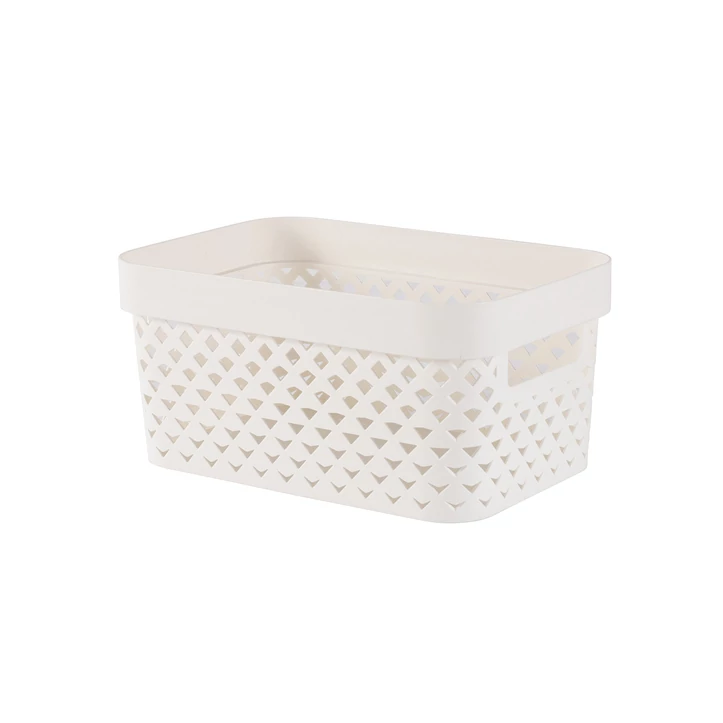 CURVER "Pure" tároló kosár 4,5 literes űrtartalommal, fehér színben, rattan hatású mintával, ideális kisebb tárgyak rendszerezéséhez fürdőszobában, konyhában vagy irodában.
