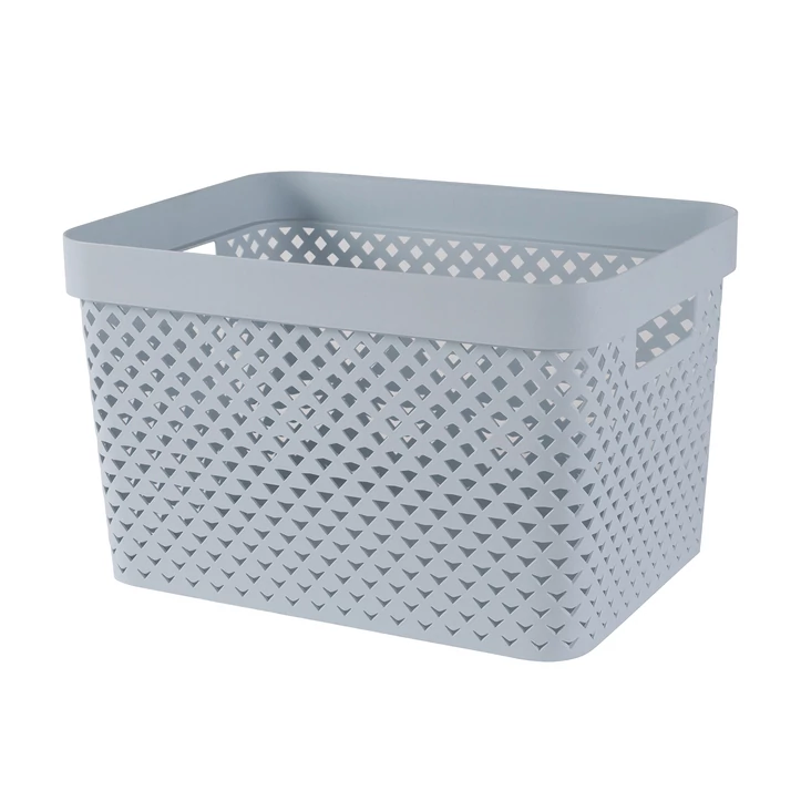 CURVER "Pure" 17 literes világoskék tároló kosár, elegáns rattan mintázattal és oldalsó fogantyúkkal, ideális ruhák, játékok vagy háztartási kellékek rendszerezett tárolására.